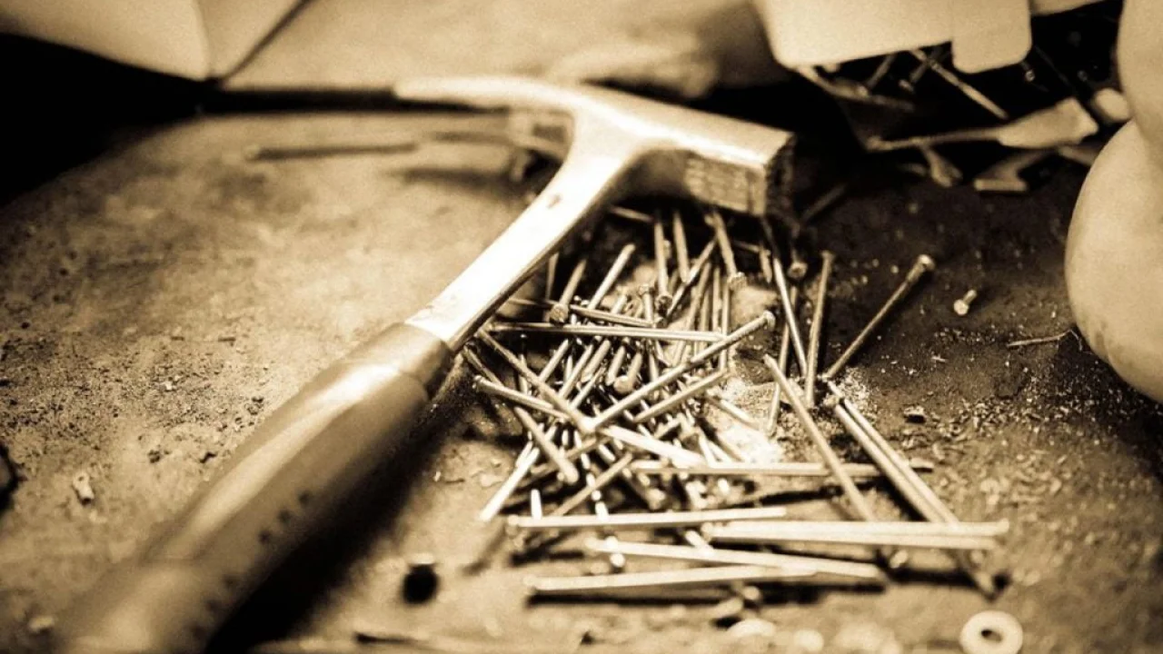 چه زمانی از میخ یا پیچ استفاده کنیم؟