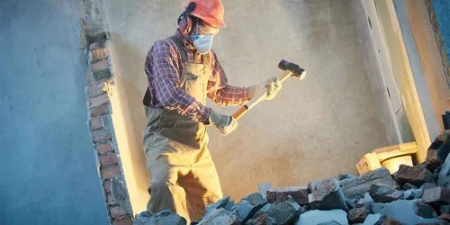 استفاده از پتک در تخریب ساختمان