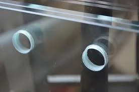 کار با دریل بر روی شیشه